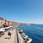 A Riva tengerparti sétány Split városában, tengerrel és pálmákkal.