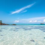 Türkizkék tenger és fehér homokos part Zanzibáron