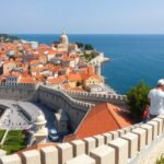 Látkép Dubrovnik városfalairól, tavaszi napsütésben.