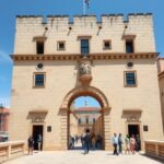 A Pile-kapu Dubrovnik óvárosának híres bejárata történelmi falakkal.