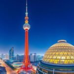 Nagoja TV-torony és az Oasis 21 tető éjjeli kilátása