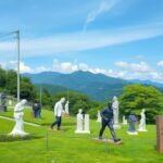 Szobrok a Hakone Szabadtéri Múzeumban, gyönyörű hegyvidéki háttérrel.