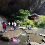 Zeniarai Benten szentély Kamakurában, természetes barlang környezetben.