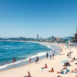 Yuigahama strand Kamakurában, napsütéses tengerpart és pihenő emberek.