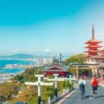 Két kerékpáros felfedezi Kamakurát a tengerpart mellett