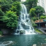 Nunobiki vízesés Kóbe városában, zöld növényekkel körülvéve.