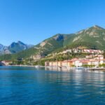 Panoráma a Kotori-öböl partjáról, Montenegróban.