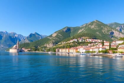 Panoráma a Kotori-öböl partjáról, Montenegróban.