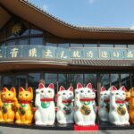 Manekineko (Integető macska) Művészeti Múzeum Okayamában, Japánban.