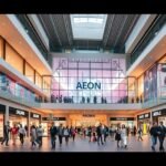 Aeon Mall Okayama belső terület, vásárlók a plázában.