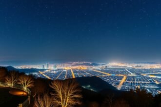 Kumamoto város éjszakai kilátás a Hanaokayama parkból