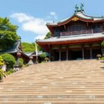 Isaniwa szentély a lépcsők tetején Japánban, zöld fák között