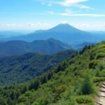 Túrázó a Bandai-hegyen, háttérben a lélegzetelállító táj