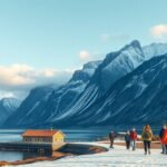 Utazók sétálnak a Norvég fjordok mellett havas tájban