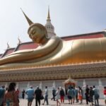 Fekvő Buddha a Wat Pho templomnál Bangkokban, Thaiföldön.