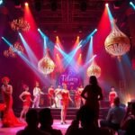 Tiffany's Show kabaré előadás Pattayán, ragyogó díszletekkel.