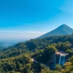 Panorámakép a Doi Inthanon Nemzeti Parkról, zöld hegyekkel és vízeséssel