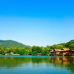 Huay Tung Tao tó bambuszkunyhókkal és hegyi háttérrel Chiang Maiban