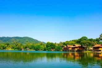 Huay Tung Tao tó bambuszkunyhókkal és hegyi háttérrel Chiang Maiban