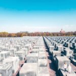Berlin Holokauszt-emlékmű labirintusa és látogatói