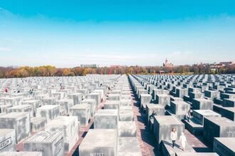 Berlin Holokauszt-emlékmű labirintusa és látogatói