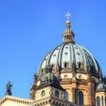 A Berlini Dóm kupolája világos kéken a tiszta égbolt alatt.