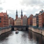 Vöröstéglás épületek a Speicherstadtban Hamburgban, nézőpont a csatornáról