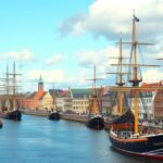 Hamburg kikötője történelmi hajókkal és épületekkel.