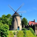 Bréma szélmalma a városfalnál napos időben