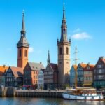 Rostock tengerparti panoráma gótikus épületekkel és hajókkal.