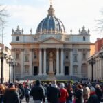 Vatikán látogatás tömege a Szent Péter téren Rómában.