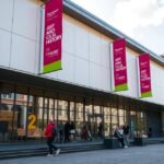 Dortmund Művészeti és Kultúrtörténeti Múzeum külső nézete, érdeklődő látogatók.