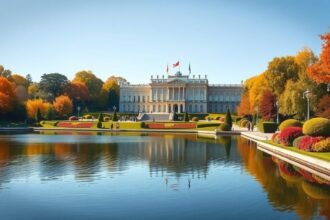 A Benrath-kastély és parkja Düsseldorfban, színes őszi fákkal.