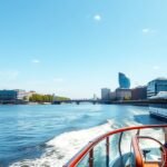 Hajókirándulás a Rajnán Düsseldorfból, modern kikötők és belvárosi panoráma.