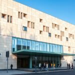 A Ludwig Múzeum épülete Kölnben, modern művészetek bemutatóhelye.