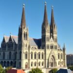 A Nagy Szent Márton-templom látképe Kölnben, román stílusú tornyokkal.