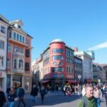 Vásárlás a Zeil bevásárlóutcán Frankfurtban, népszerű turista helyszín.