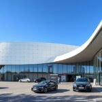 Az Audi Forum épülete Ingolstadtban, modern dizájnnal és ikonikus autókkal.