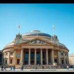 A Párizsi Opera neobarokk épülete napfényben állva