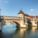 Regensburg középkori Kőhíd a Dunánál, gyönyörű kilátással.