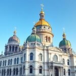 A München Frauenkirche ikonikus hagymakupolái a kék ég alatt.