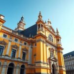 A Theatinerkirche sárga homlokzata Münchenben, barokk stílusban.