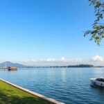 Séta a Zürichi-tó partján hajókkal és gyönyörű tájjal