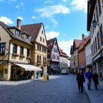 Zürich macskaköves utcái a Niederdorfban, hangulatos épületekkel.