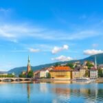 Luzern város panorámája a tóparton, gyönyörű időjárással.