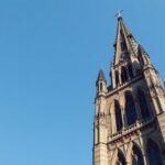 A Berni Katedrális tornya az égen, gótikus építészet