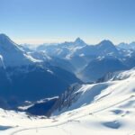 Szép alpesi táj Zermatt környékén, hó borította hegyekkel.