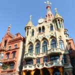 Casa Batlló, a Csontok háza, színes mozaikokkal és organikus formákkal.