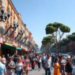 Nyüzsgő La Rambla sétány Barcelona szívében, turisták között.