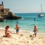 Gyerekek játszanak a homokban egy olasz strandon, hajó a háttérben.